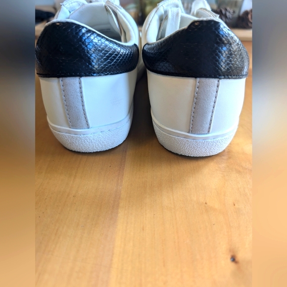 Universal Thread Women's Candace Lace-Up White Sneakers, Size 8 - Picture 3 of 6